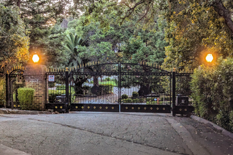Gate